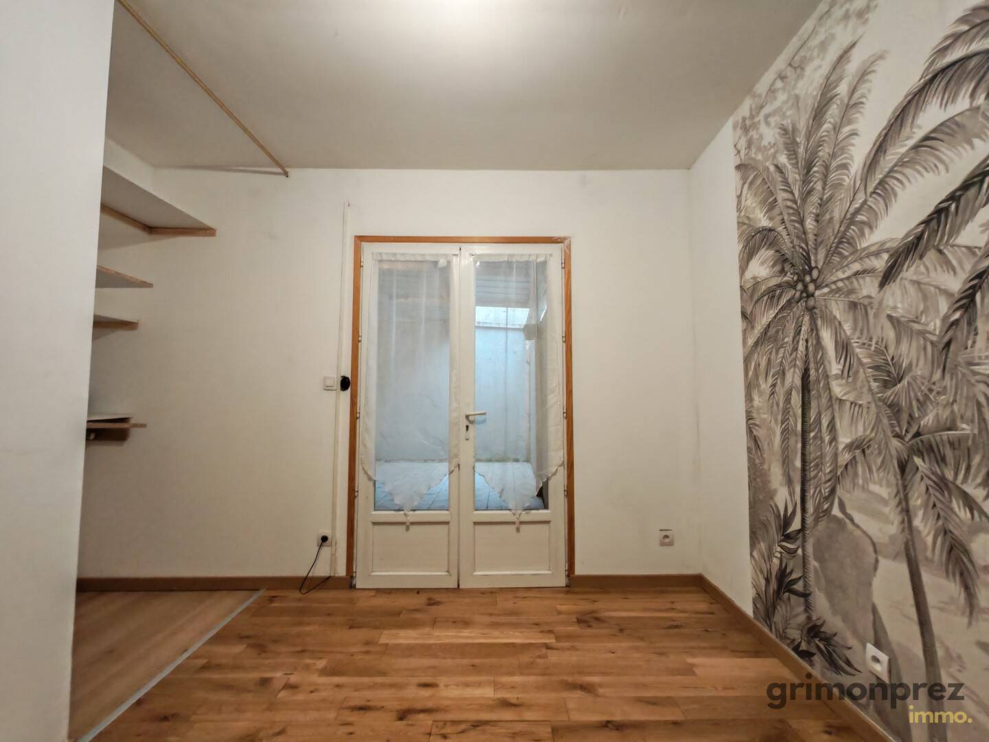 Chambre avec parquet stratifié neuf et fenêtre PVC