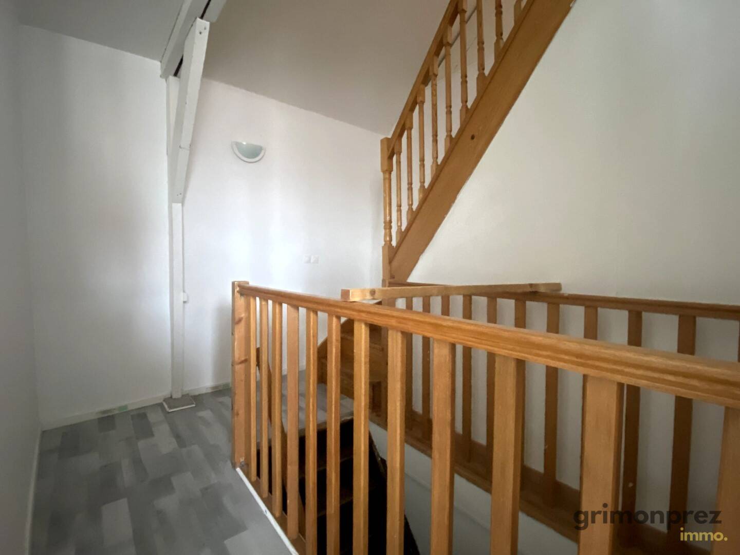 Espace sous pente du duplex peint en bleu avec velux