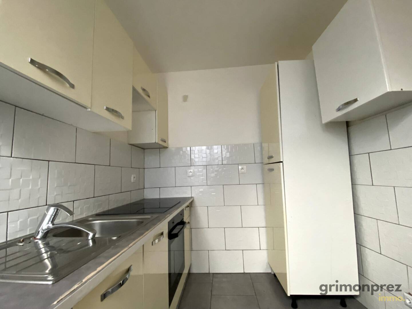 Cuisine du T4 avec meubles anciens et faïences blanches