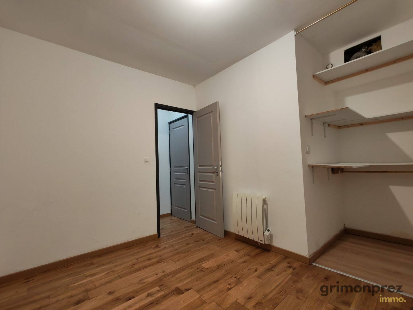 Pièce avec parquet et placards muraux