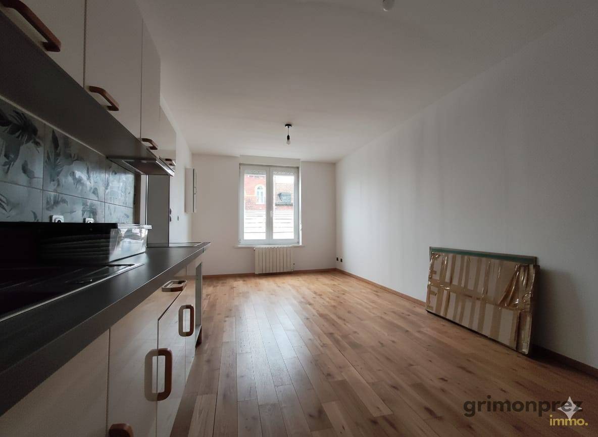 Séjour du T2 rénové avec parquet neuf et cuisine moderne