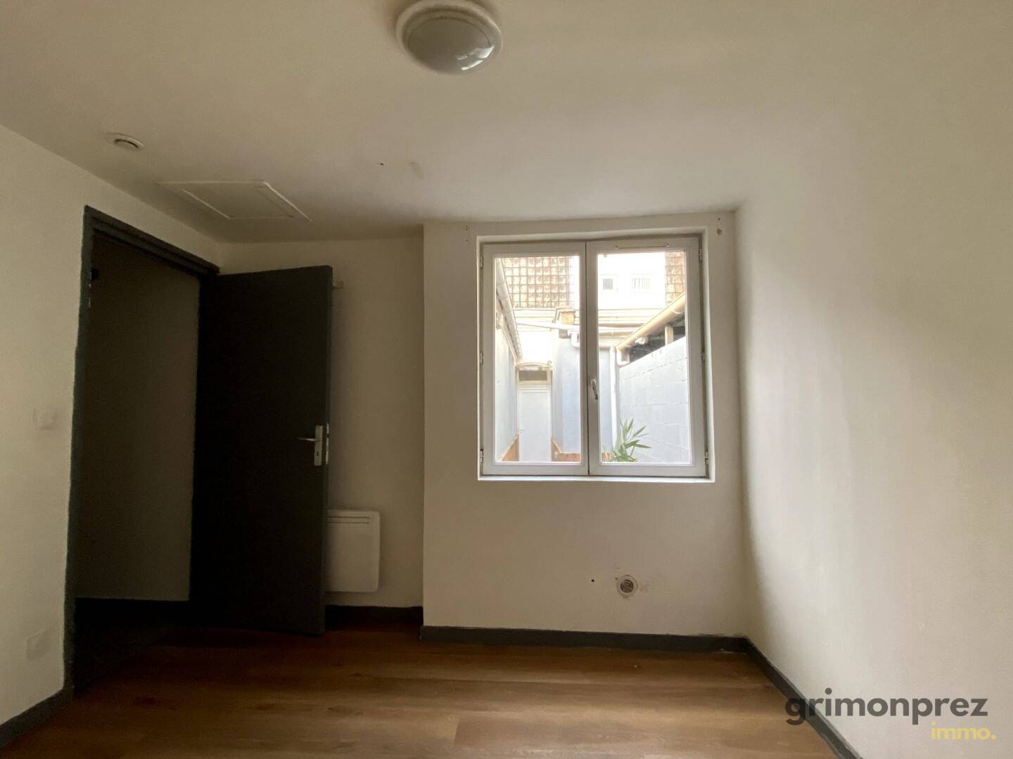 Escalier interne du T2 bis en duplex avec rampe en bois