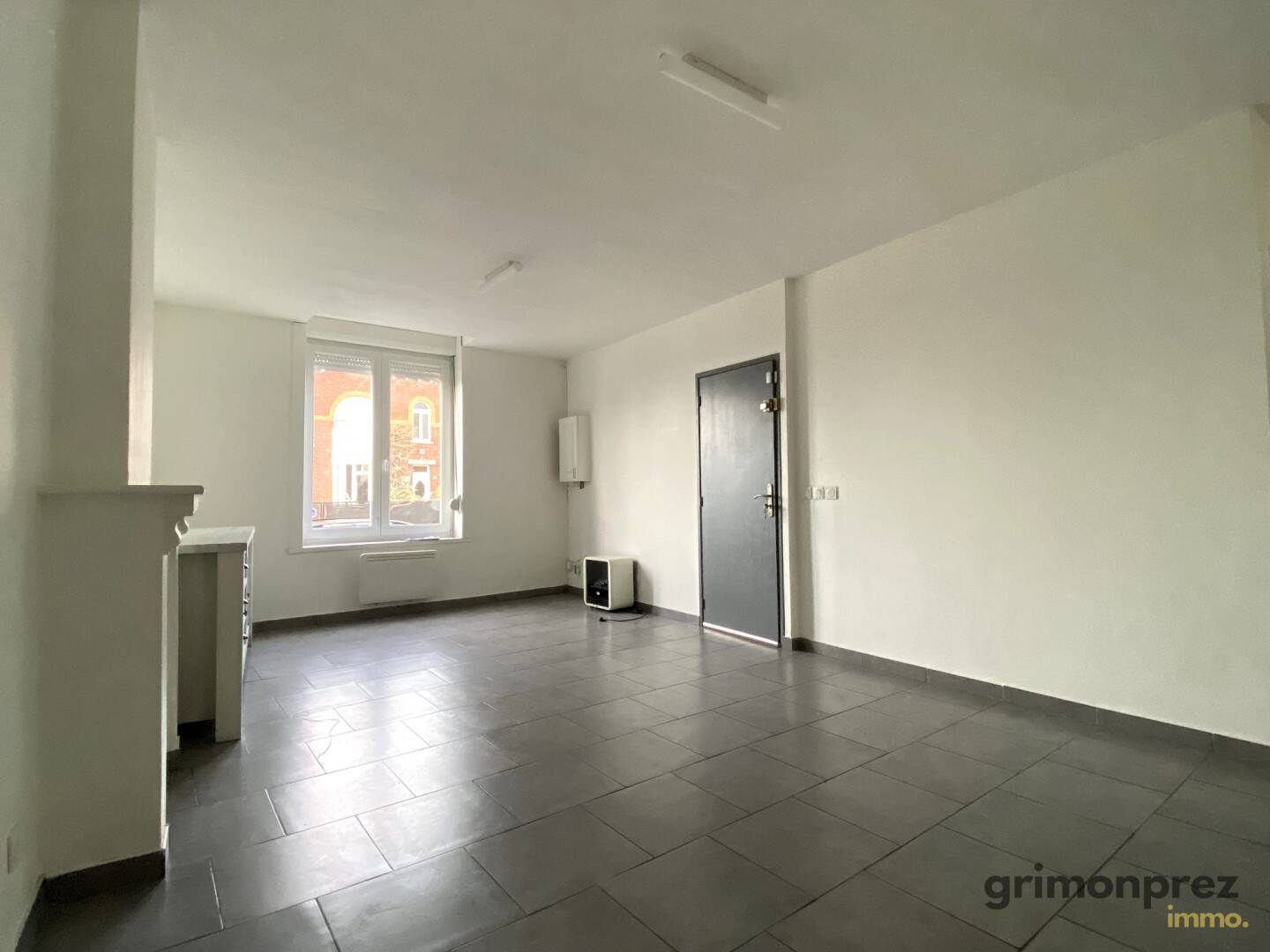 Cour extérieure privative avec toit en tôle et murs en béton