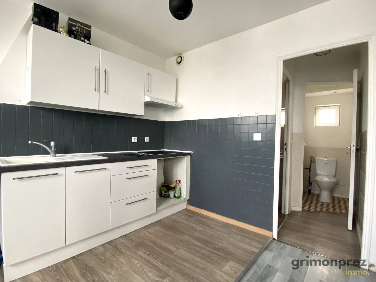 Salle de bain avec baignoire et chauffe-eau électrique