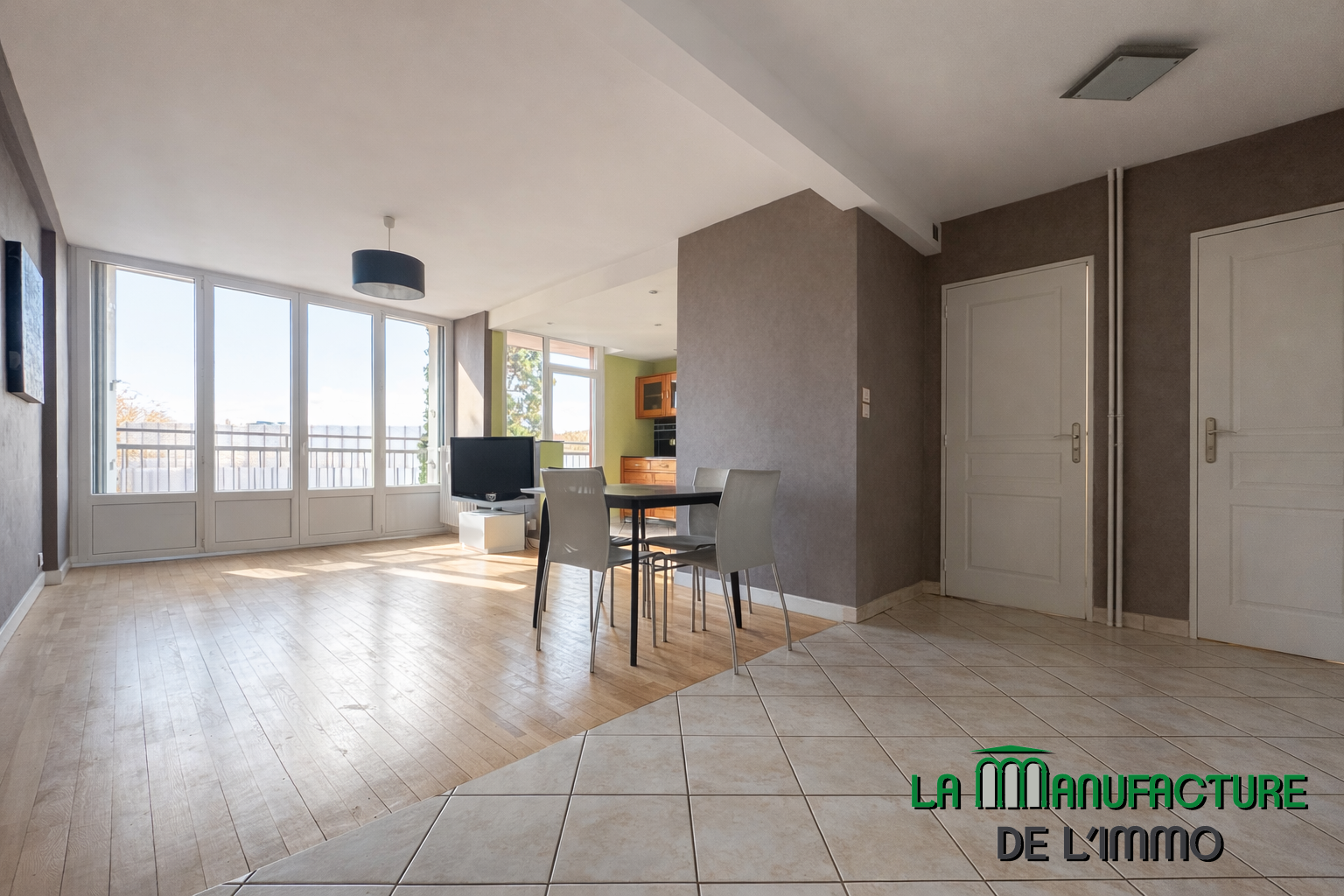 Pièce de vie lumineuse traversante