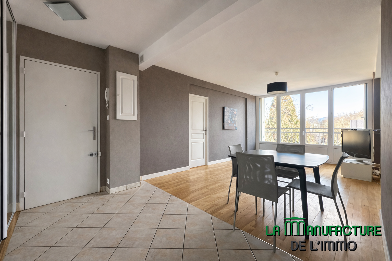 Séjour avec parquet et murs gris