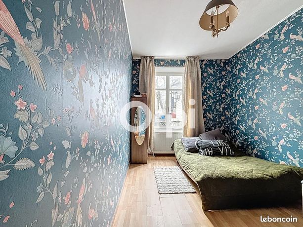 Chambre avec papier peint fleuri