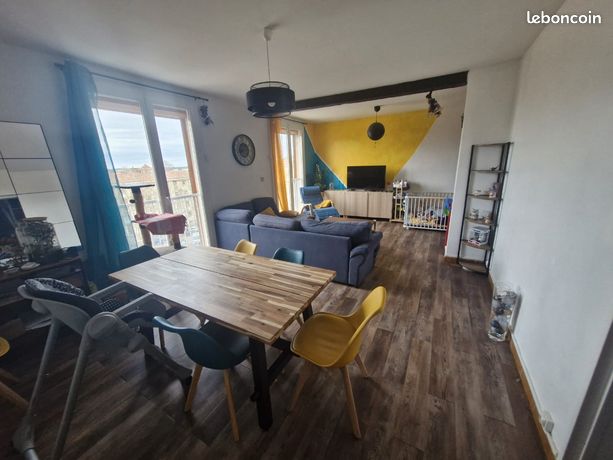 Pièce de vie de l'appartement T4 à Salon-de-Provence avec baie vitrée et balcon