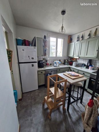 Cuisine séparée équipée avec meubles vert sauge