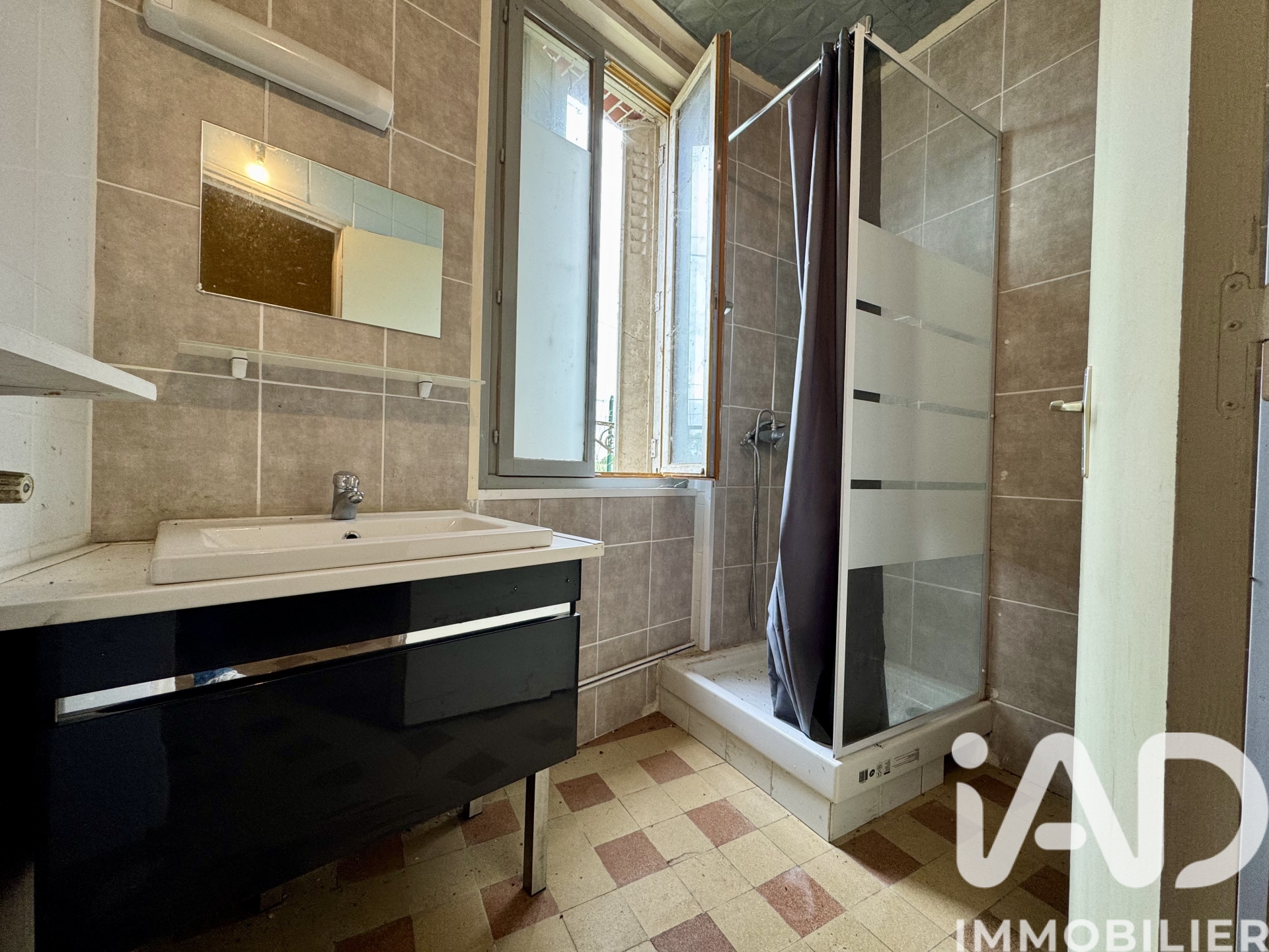 Salle de bain avec douche