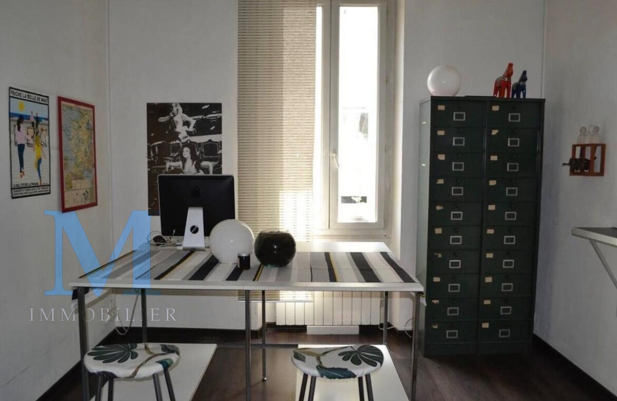Bureau de l'appartement T3 avec fenêtre double vitrage