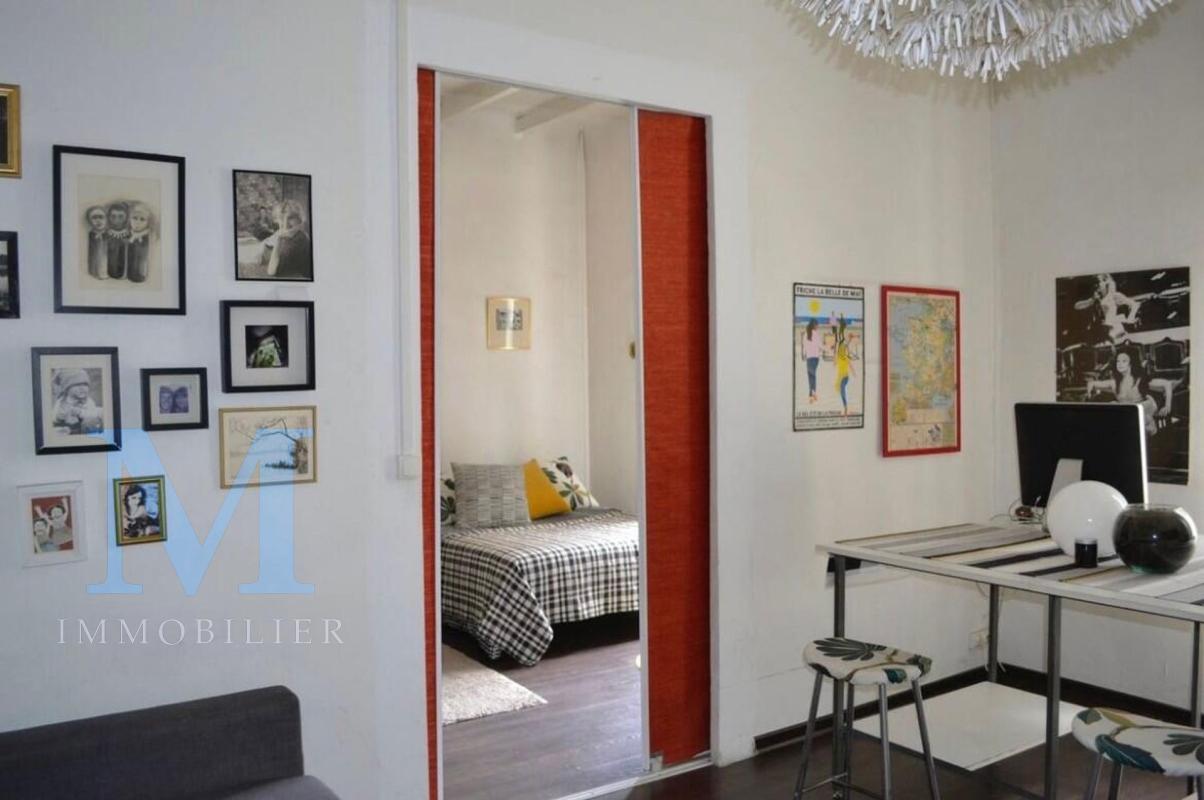 Pièce de vie ouverte sur chambre, hauteur sous plafond