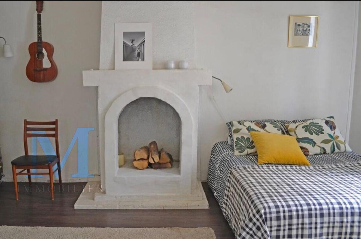 Chambre avec cheminée en stuc préservée