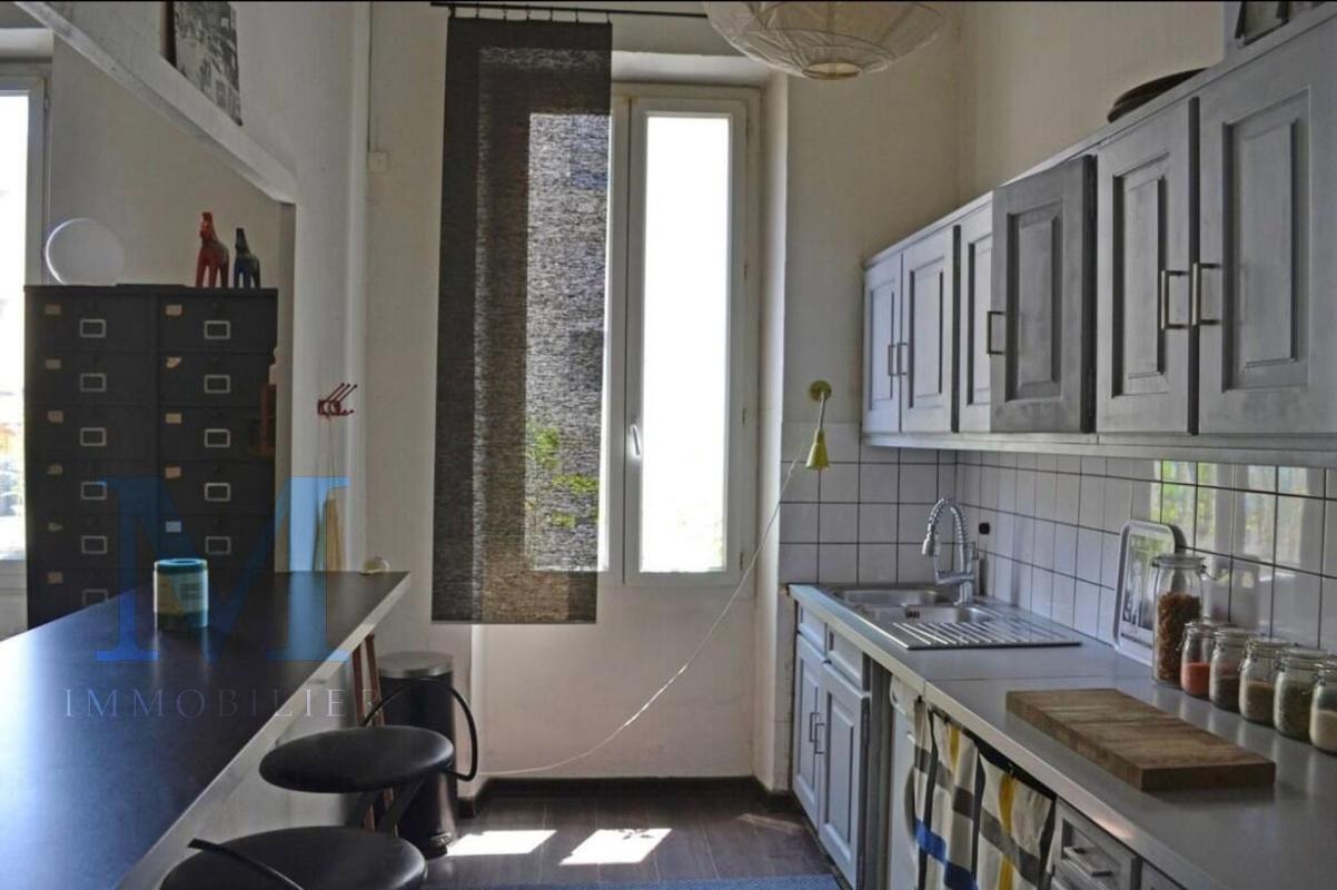 Cuisine de l'appartement, fenêtre PVC double vitrage