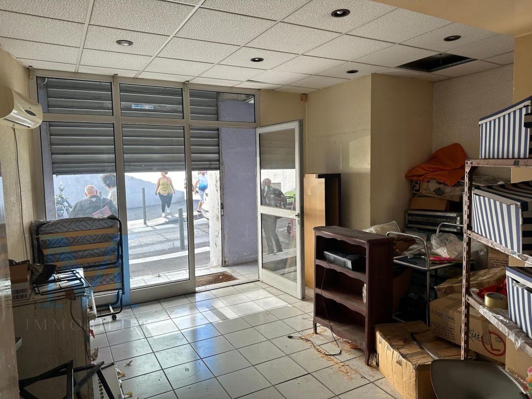 Local commercial vu depuis la vitrine sur rue
