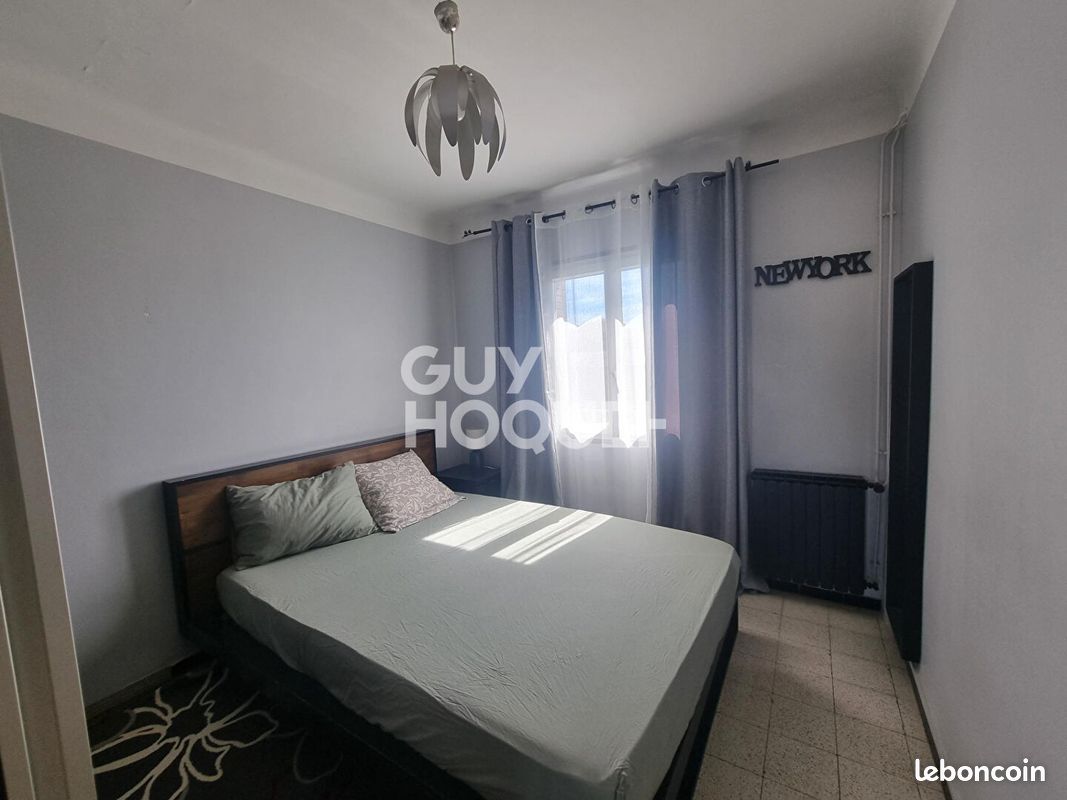 Chambre T4 Avignon avec radiateur récent et fenêtre