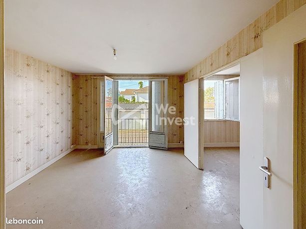 Séjour donnant sur balcon avec volets bois