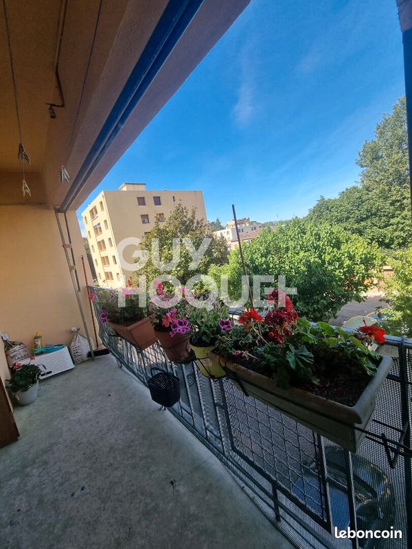 Balcon couvert vue verdure résidence Avignon Rocade Sud