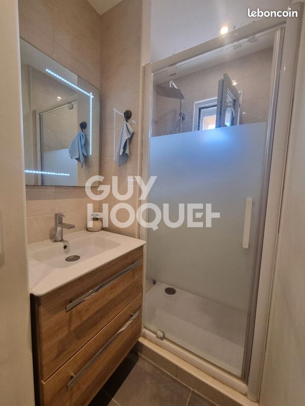 Salle d'eau refaite avec douche italienne et meuble vasque bois