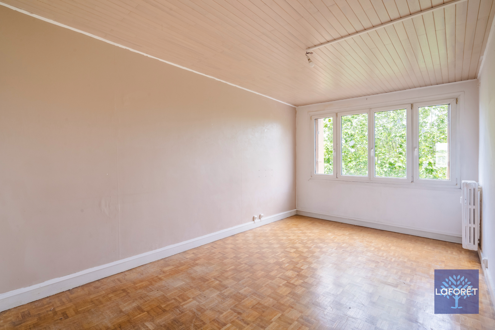 Chambre au plafond lambris