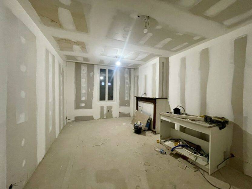 Pièce avec cheminée à finir