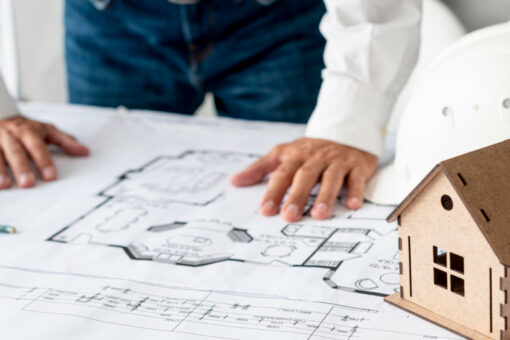 Comparer les critères essentiels pour choisir une maison sur plan à petit budget