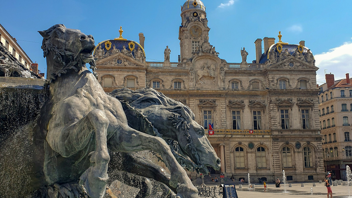 une place très connue de la ville de lyon profitant d'un beau ciel bleu