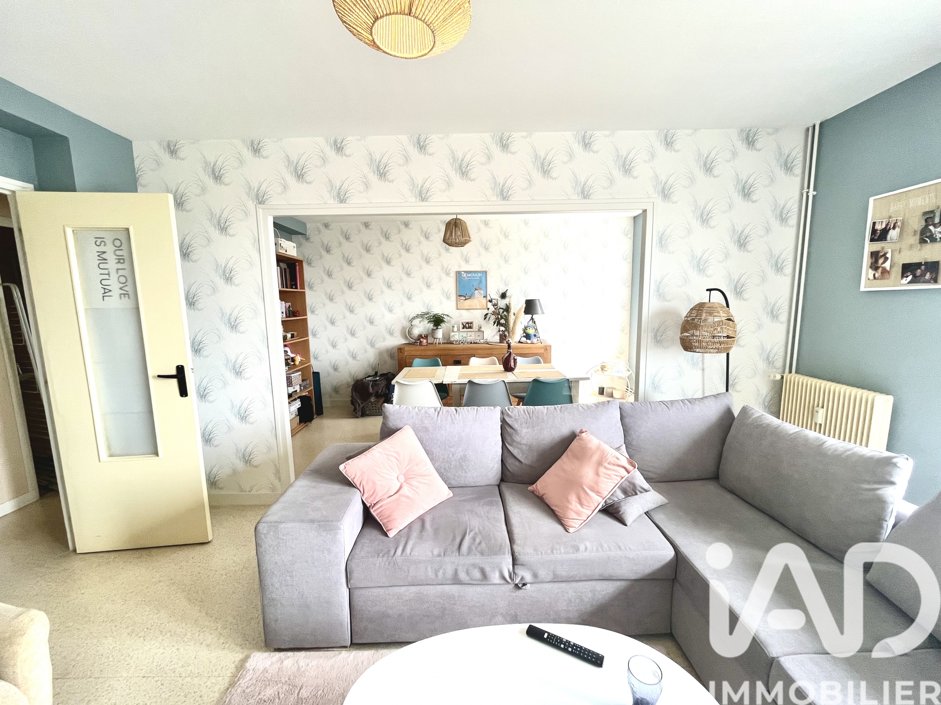 Coin salon avec canape et coussins T3 Granville