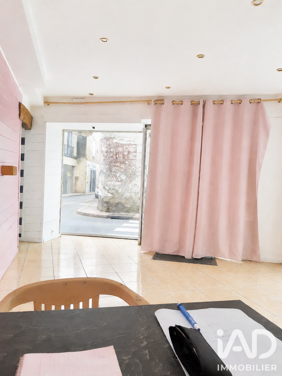 Vue depuis l'intérieur du local commercial vers la rue étroite de Charolles