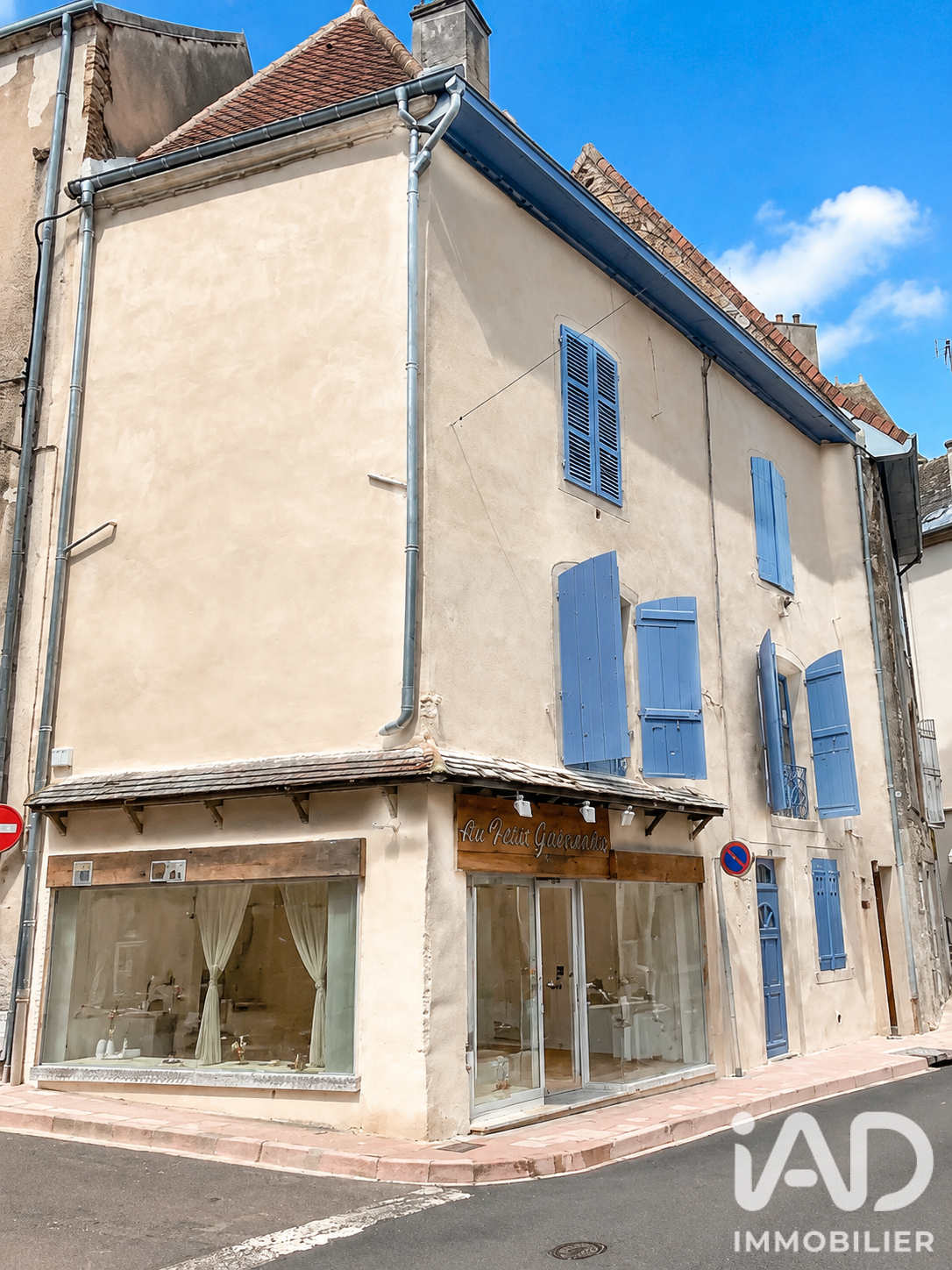 Façade côté rue de l'immeuble Charolles avec devanture d'ancien restaurant Au Petit Gastronome