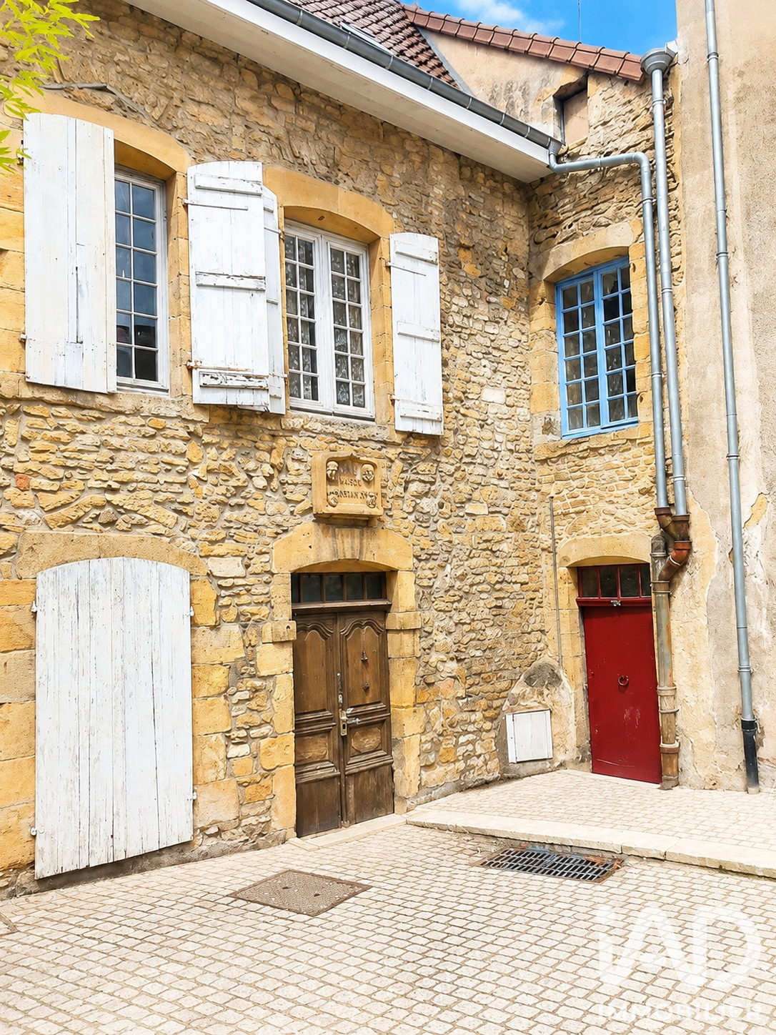 Cour intérieure privative de l'immeuble à Charolles avec façade en pierre dorée charolaise