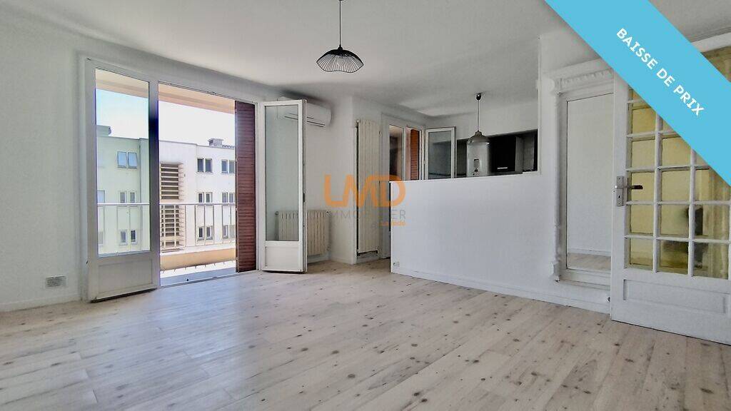 Séjour lumineux avec clim et parquet clair