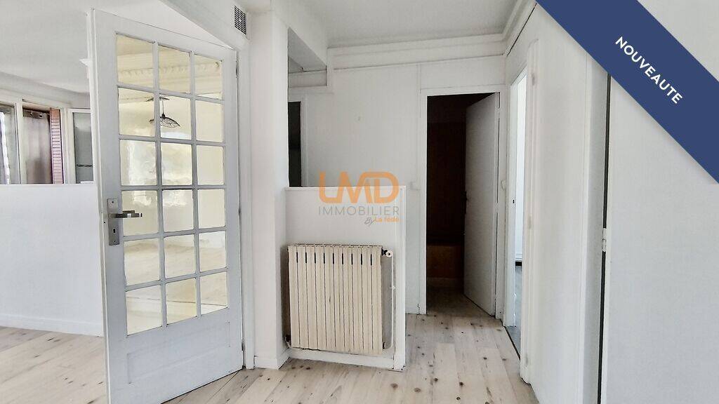 Séjour avec portes verrière atelier