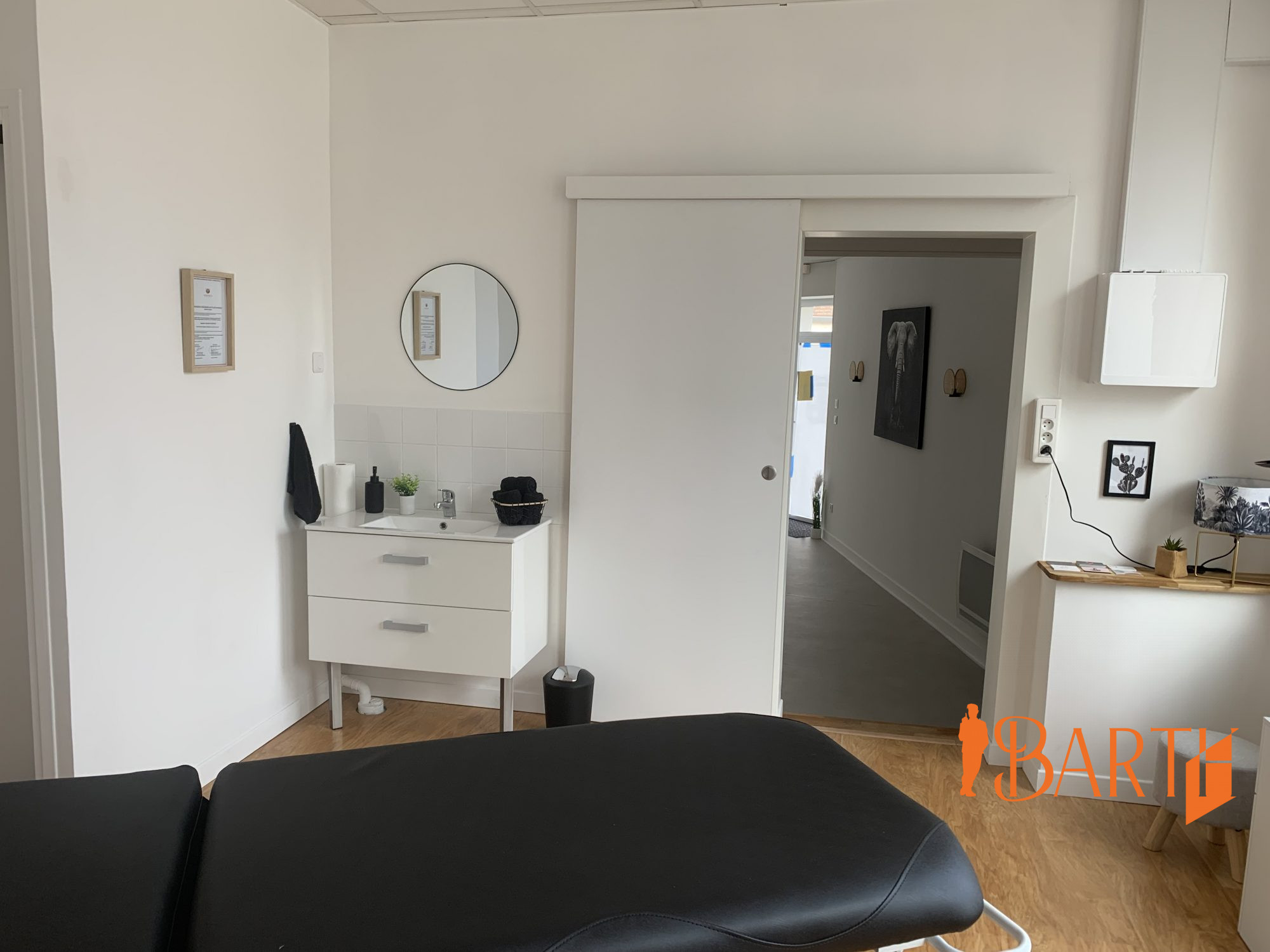 Cabine de soins avec table de massage et vasque