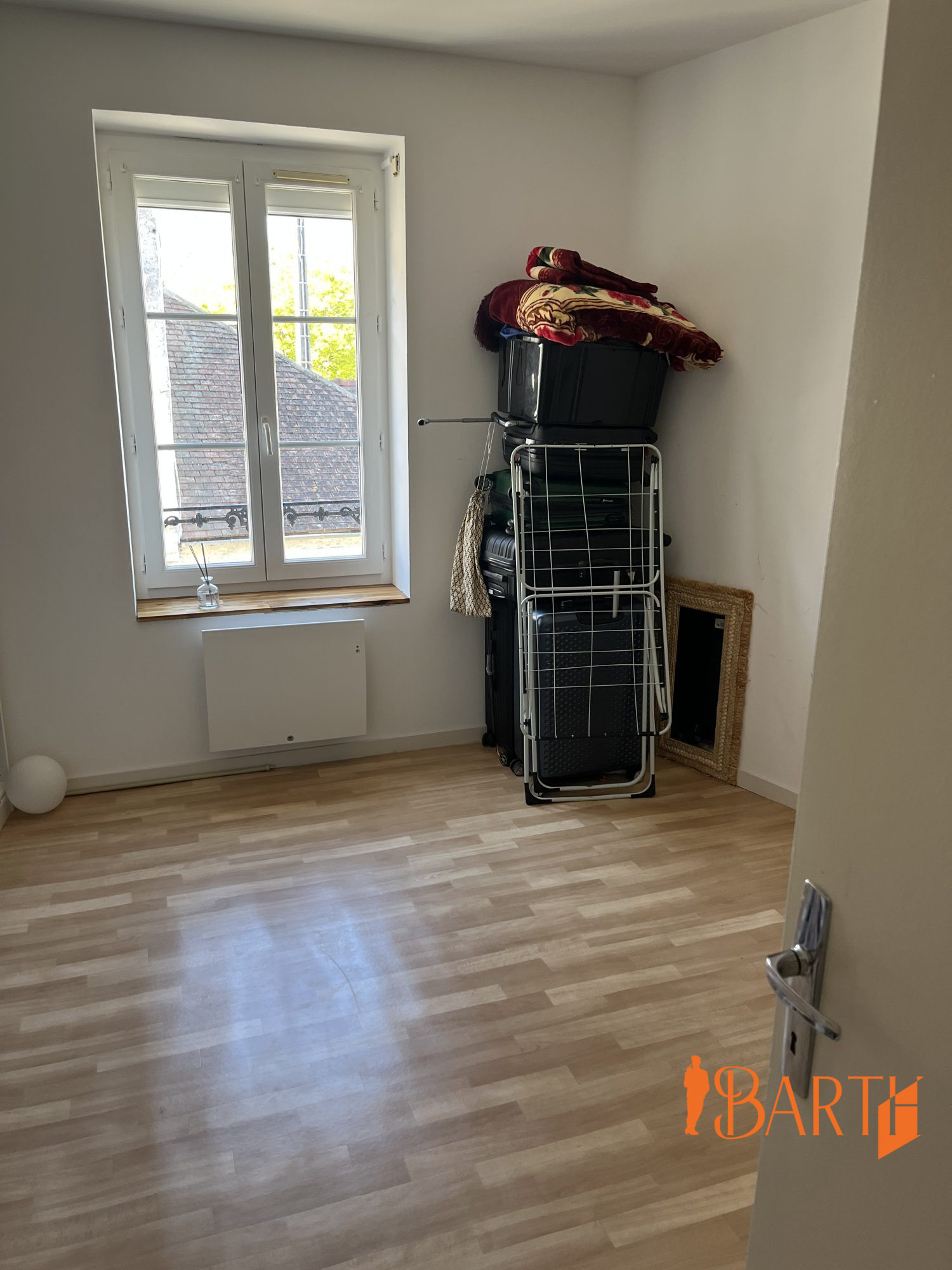 Chambre appartement T3 avec parquet et fenêtre PVC
