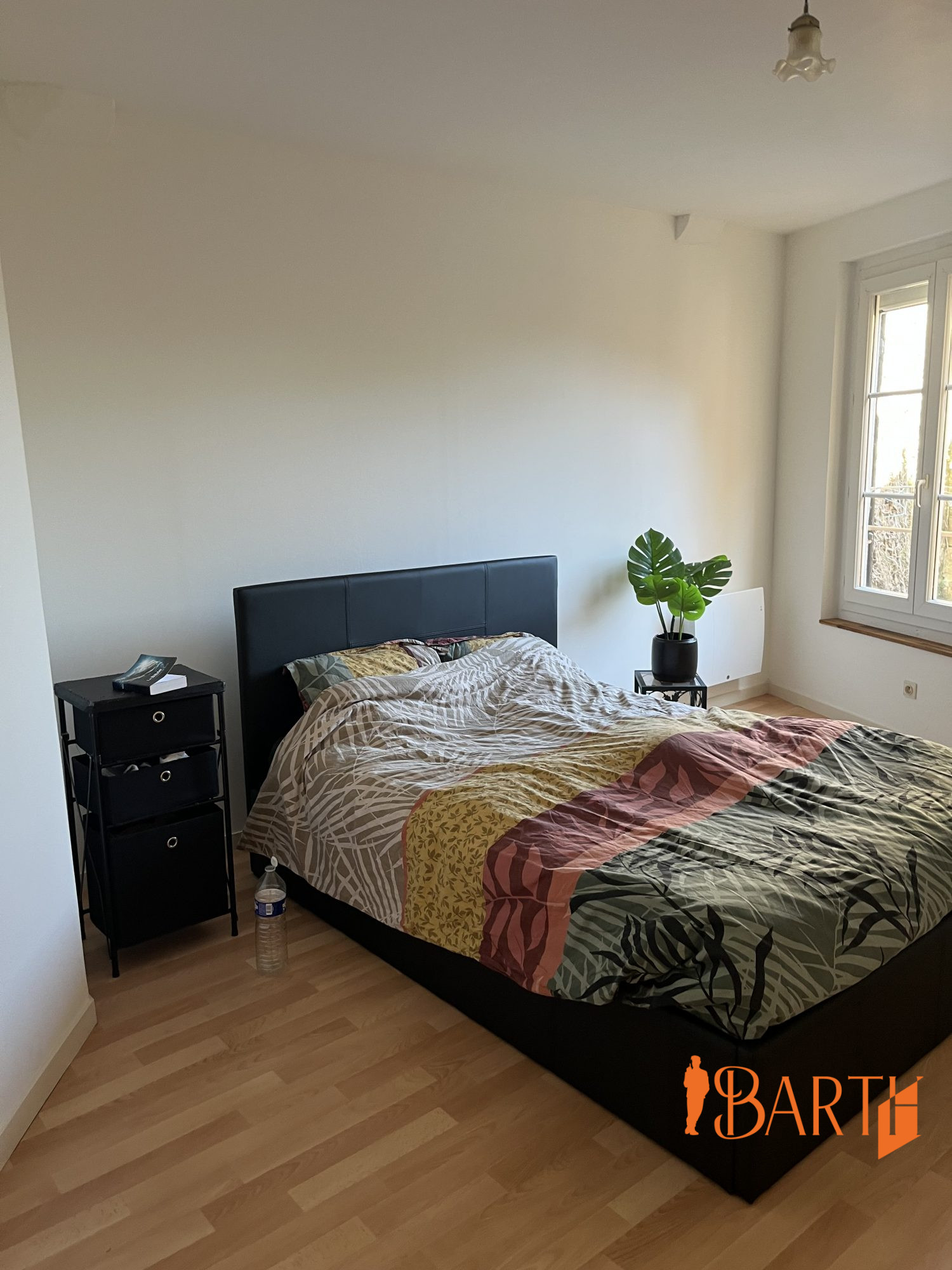 Chambre du deuxième T3 avec fenêtre PVC double vitrage