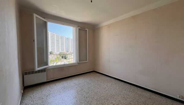 Chambre du T3 avec vue sur immeuble voisin