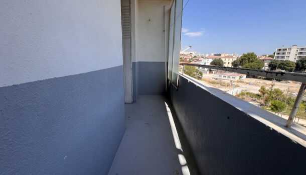 Balcon filant avec vue sur le quartier