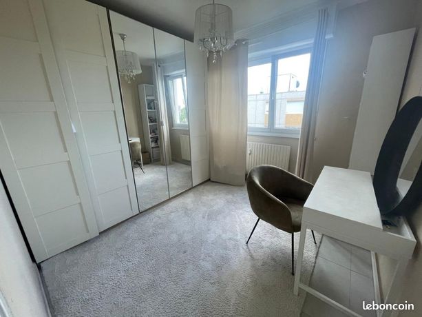 Deuxième chambre avec placards miroirs