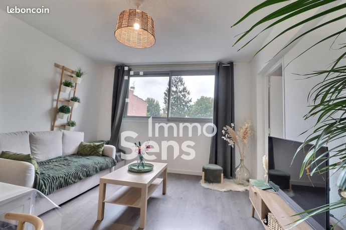 Salon T2 Lille Vauban rénové parquet gris