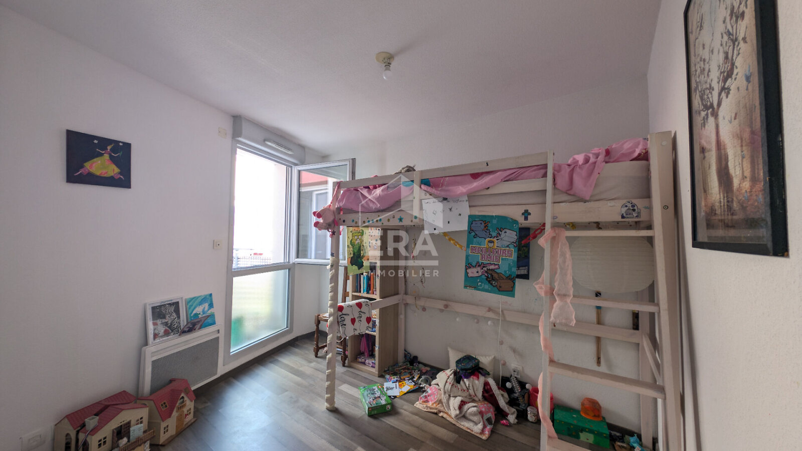 Chambre d'enfant avec parquet gris et lit mezzanine