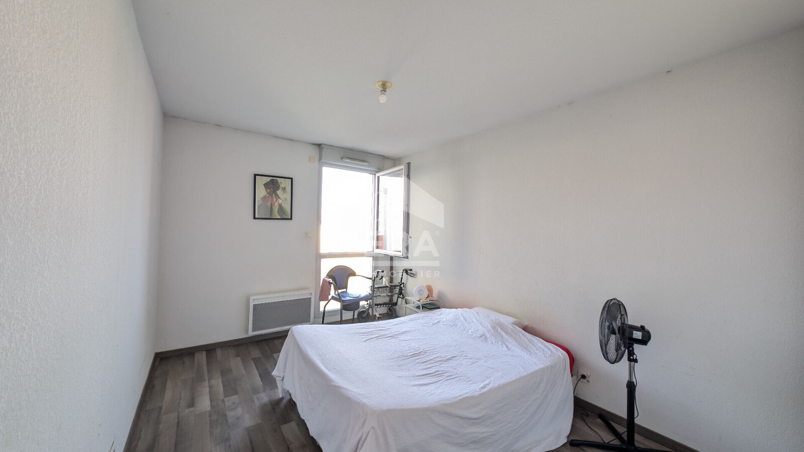 Chambre parentale avec baie vitrée sur loggia