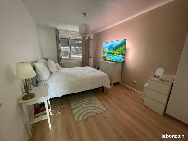 Chambre principale avec parquet clair