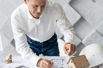 Comment trouver le bon constructeur de maisons à Poitiers pour investir ?