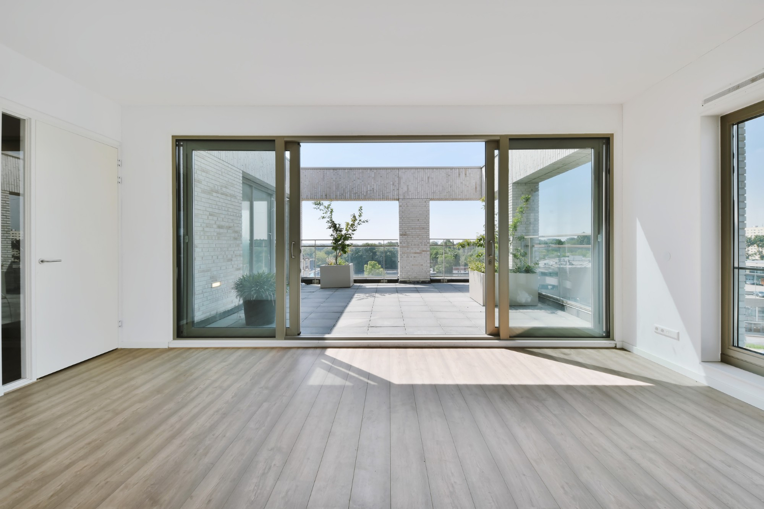 Conception de maison moderne bénéficiant d'une baie vitrée