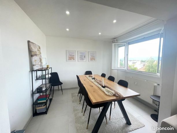 Salle à manger ouverte sur le séjour